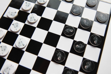 Gioco con una lamina d’acciaio